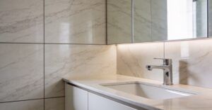Panele ścienne wodoszczelne do łazienki: jak zastąpić płytki ceramiczne?
