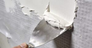 Czy na folię w płynie można kłaść gładź szpachlową? Fachowa porada